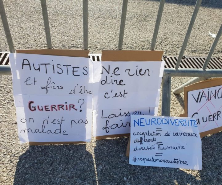 Action à Antibes : des panneaux ont été laissées devant la conférence pour dire que les autistes sont fiers et ne veulent pas guérir, on est pas malade. Ne rien dire c'est laisser faire.